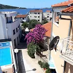 -villa Sjor -primosten-apartmani- Has 2 Large And 2 Smaller Ones -primosten Lokvice 6 3*