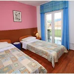 Guest house -villa Sjor -primosten-apartmani- Has 2 Large And 2 Smaller Ones -primosten Lokvice 6 Primosten