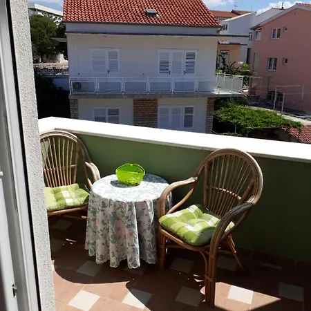 -villa Sjor -primosten-apartmani- Has 2 Large And 2 Smaller Ones -primosten Lokvice 6 Guest house 3*