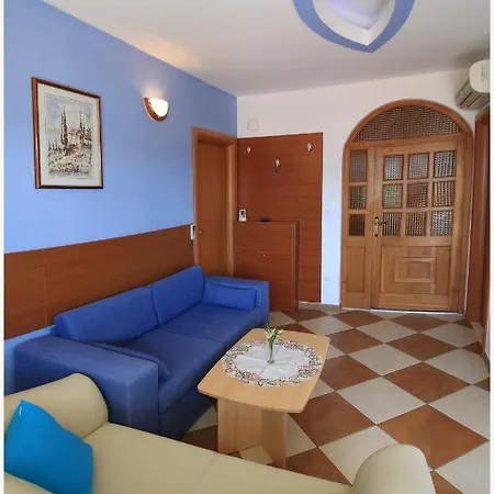Guest house -villa Sjor -primosten-apartmani- Has 2 Large And 2 Smaller Ones -primosten Lokvice 6 3*