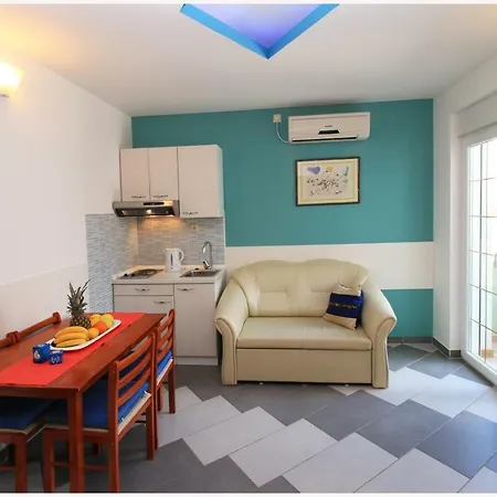 Guest house -villa Sjor -primosten-apartmani- Has 2 Large And 2 Smaller Ones -primosten Lokvice 6 Primosten